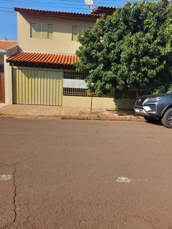 Sobrado com belo pomar.