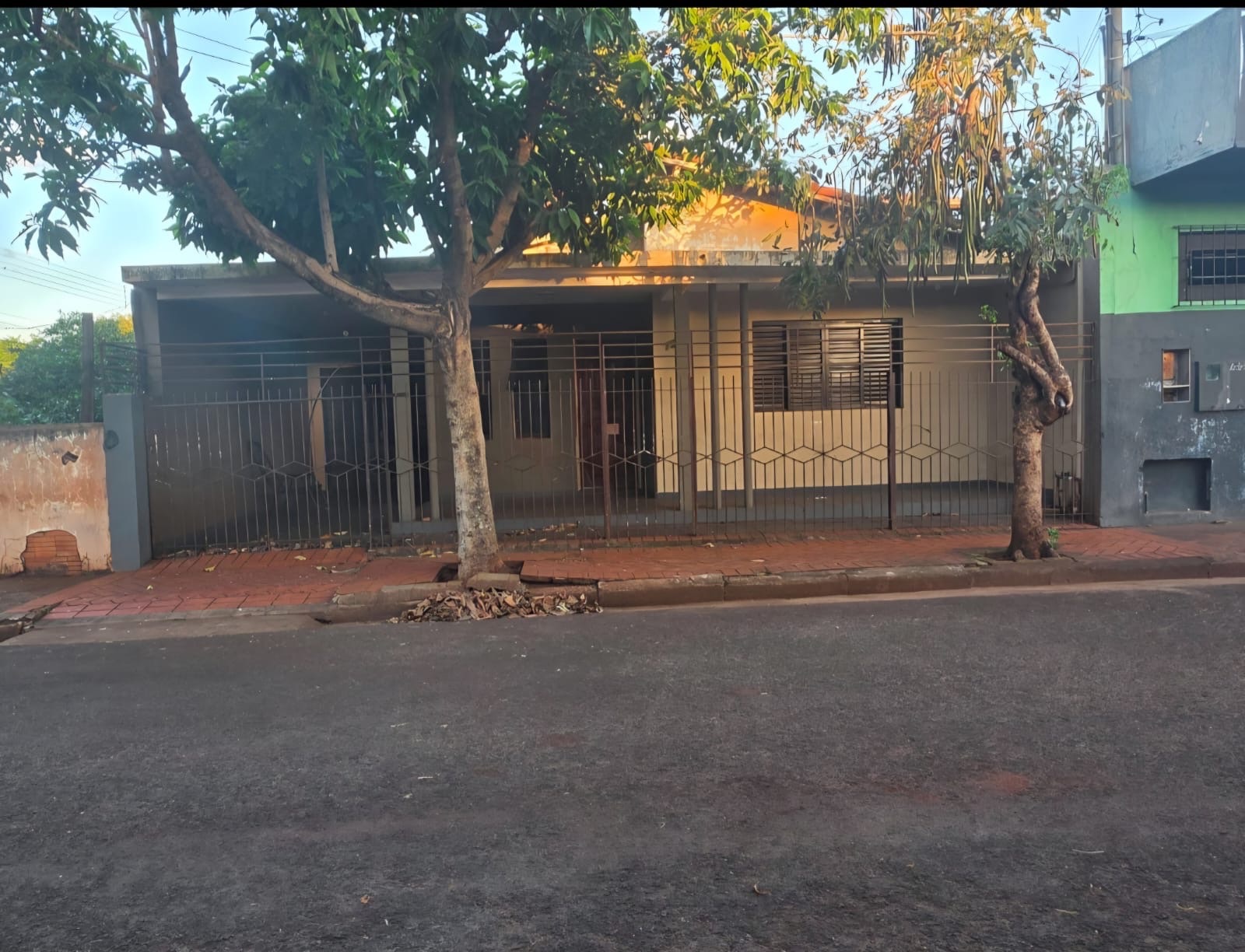 Casa com 03 dormts e edícula.
